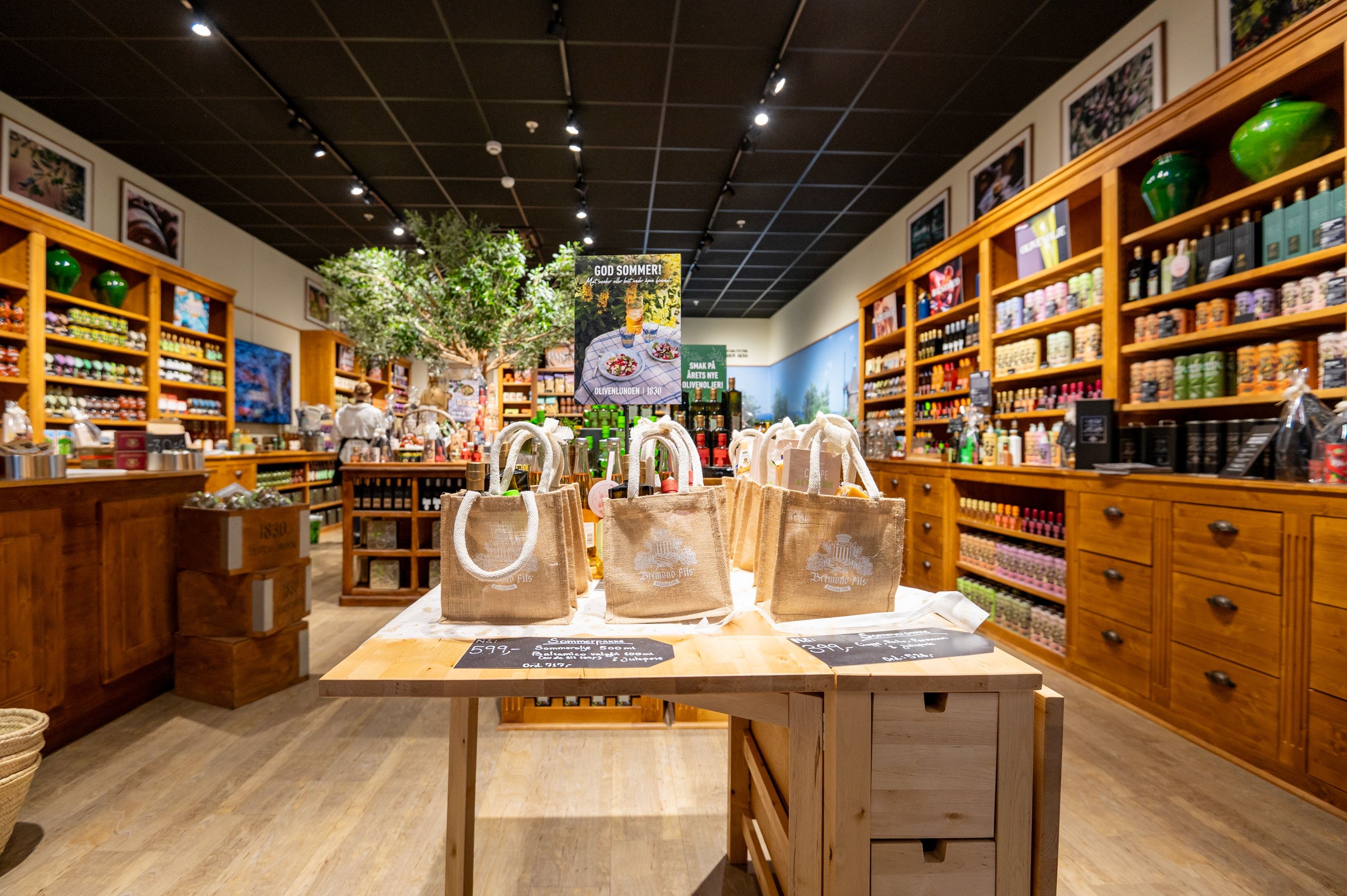 Olivenlunden Ski. Vi utviklet derfor en spesialutgave av Intruder V2 skinnespotlight, med en varmere fargetemperatur på 2700K. Resultatet er en mer hjemmekoselig og dempet atmosfære